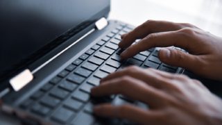 Pcのキーボード入力で英字が大文字になってしまう原因と小文字に切り替える方法 Pc It I Tsunagu